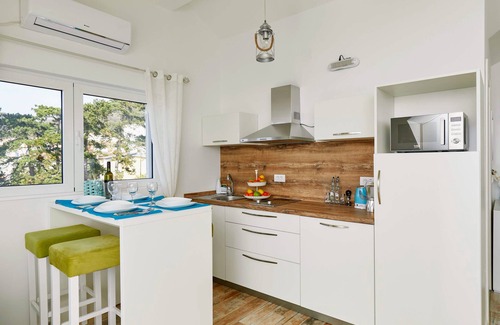 Tomicici Apartment | ❤️Bayview Studio| Parking| Best Sea View| Fast WIFI, Walk to Beach, Town & Store