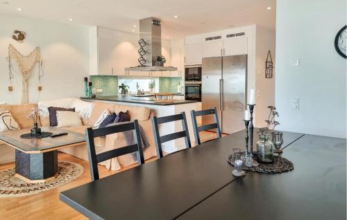 Roennaeng House | Beach Front Home In Rönnäng With Sauna