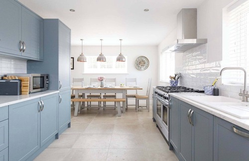 East Wittering House | Beach house for 10 with hot tub & garden