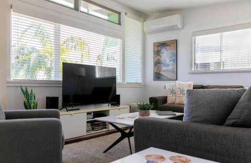 Yamba House | BEACHED @ YAMBA (water views, dog friendly, air con)