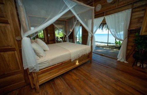 Isla Bastimentos House | Beachfront House - Sleeps 2 & Garden Access