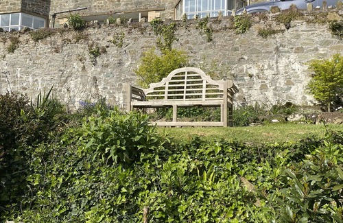 Salcombe Apartment | Beachside 2-bed - Sleeps 4, Parking & Pet Friendly