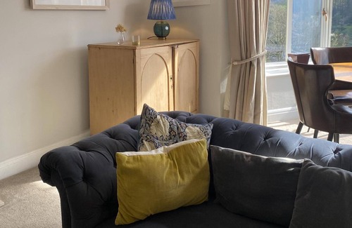 Salcombe Apartment | Beachside 2-bed - Sleeps 4, Parking & Pet Friendly