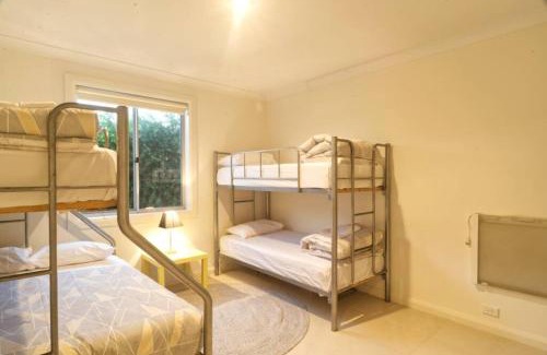 Apollo Bay House | Beachside Bliss with Secure yard l Pet Friendly