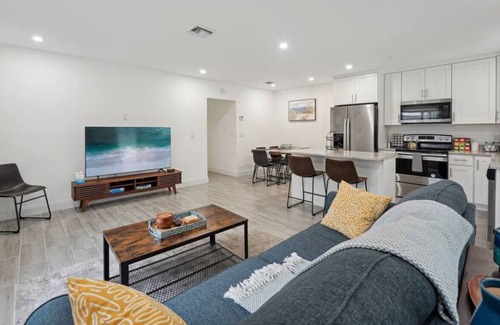 Tropic Palms House | Beachtown Bliss 2mil to downtown