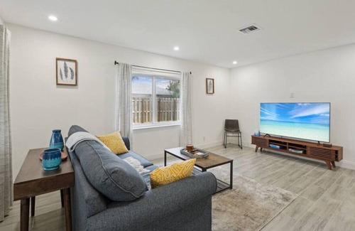 Tropic Palms House | Beachtown Bliss 2mil to downtown