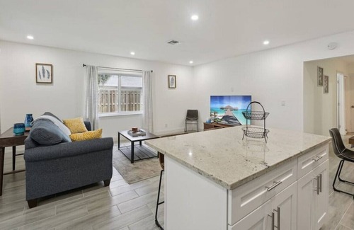 Tropic Palms House | Beachtown Bliss 2mil to downtown