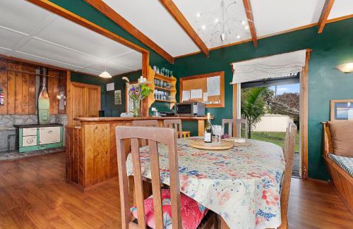 Mangawhai Heads House | Beachy Bach - Mangawhai Heads Holiday Home