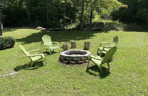 Franklin Cabin | Beat the heat. Cool off in the mountains of western NC. New mini split AC.