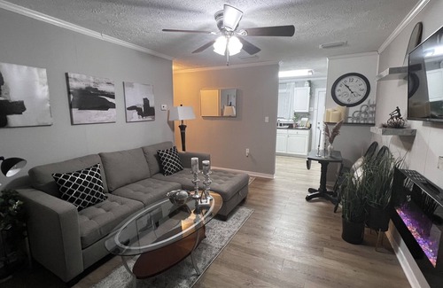 Jackson House | Beautiful 2 BR suite in the center of downtown Jackson.