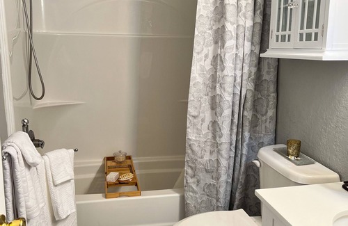 Jackson House | Beautiful 2 BR suite in the center of downtown Jackson.