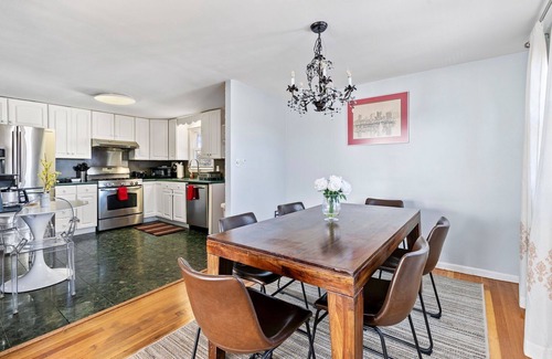 Waltham Apartment | Beautiful 3BD/1BA apartment W Parking 7763