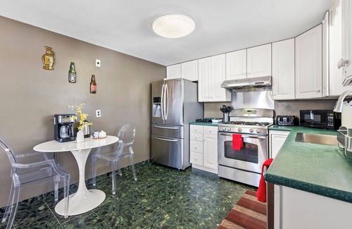 Waltham Apartment | Beautiful 3BD/1BA apartment W Parking 7763