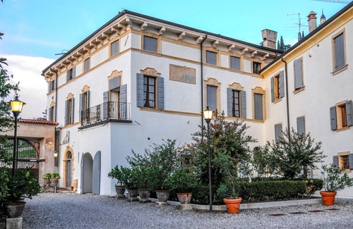 Colognola ai Colli Apartment | Beautiful apartment for 8 guests with WIFI, pool, A/C and TV, close to Verona