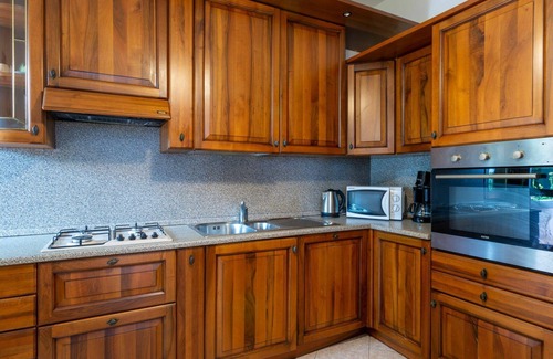 Aurogna Apartment | Beautiful apartment for 9 people with WIFI, hot tub, TV, patio and pets allowed