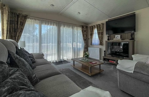 Clacton-on-Sea House | Beautiful caravan with large decking & WiFi at Oaklands Holiday Park ref 39027CW