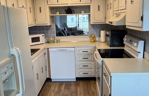 Naples Condo | Beautiful condo in an excellent area … 10 minutes to the beach