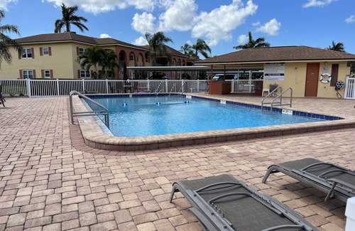 Naples Condo | Beautiful condo in an excellent area … 10 minutes to the beach