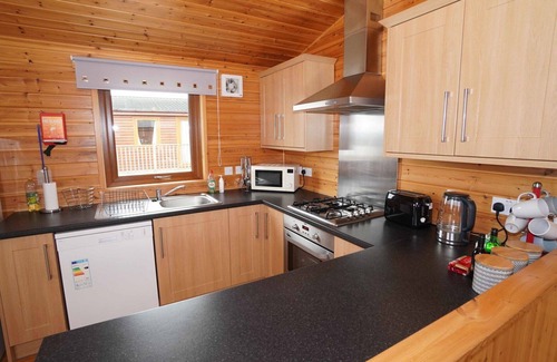 Kinross House | Beautiful private villa for 6 guests with WIFI, TV, balcony and pets allowed