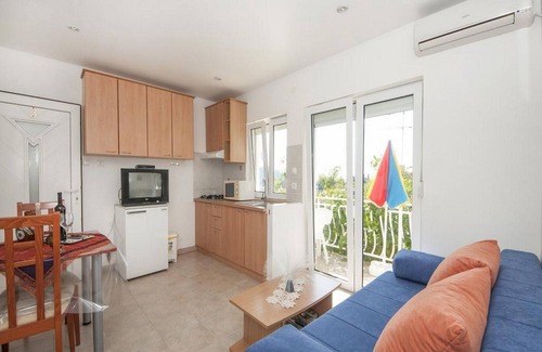 Brna Apartment | Bertie's Lodge - Comfort One Bedroom Apartment with Balcony and Sea View(A3)