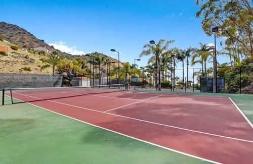 Avalon Villa | Best Hamilton Cove Views, remodeled Villa w. Golf Cart
