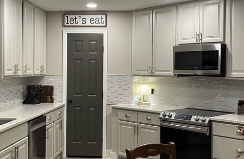 Gainesville House | Best of GA Award Nominee! Cozy Lakefront Retreat w/Hot Tub, Fire Pit
