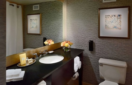 Uptown Hotel | Best Value, Quality Stay! With Swimming Pool, Pets Allowed, Close to Bayou Bend