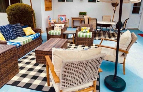 Rustic Lane House | Big furnished house, huge pool, 4 beds ALL NEW FURNITuRE!