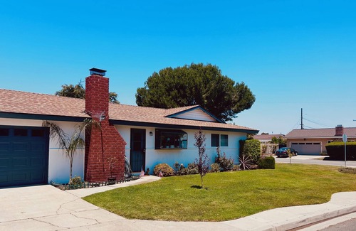 Rustic Lane House | Big furnished house, huge pool, 4 beds ALL NEW FURNITuRE!