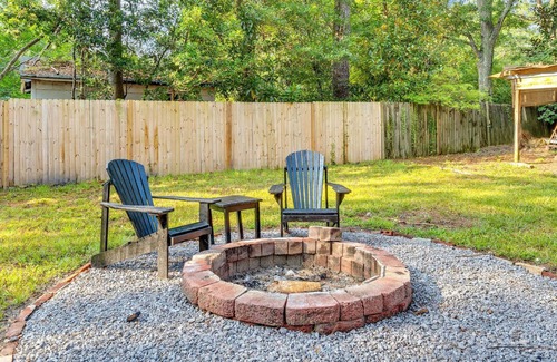 Columbia House | Big Red Farmhouse Living near DT, USC, Ft. J!