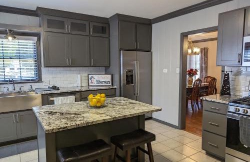 Frankston House | Big Red Spacious, sleeps six & pet friendly!