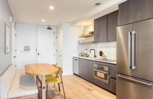 Rainey Street Historic District House | Billy by AvantStay Brand New Condo in Austin w Amazing Amenities