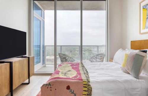 Rainey Street Historic District House | Billy by AvantStay Brand New Condo in Austin w Amazing Amenities