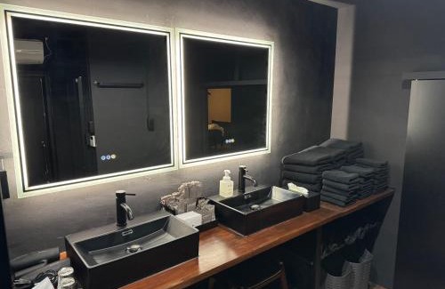 Maejima Apartment | Black Villa Naha 最大8名宿泊可 136平米 美栄橋駅 徒歩1分 国際通り 徒歩7分