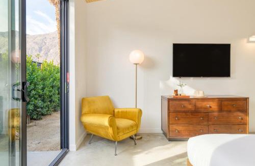 Downtown Palm Springs Hotel | Blackhaus B10 by AvantStay Modern Room Pool