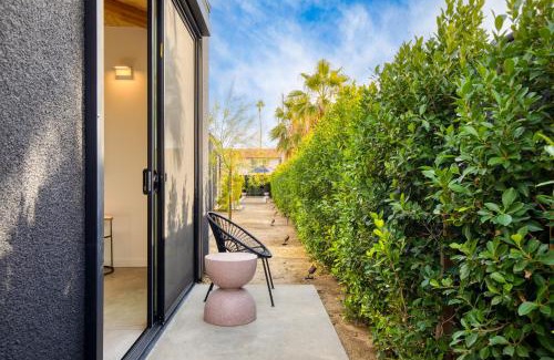 Downtown Palm Springs Hotel | Blackhaus B10 by AvantStay Modern Room Pool