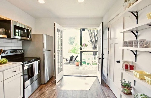 Black Mountain House | Blue Ridge Getaway & Spa ~ King | Sauna | Walkable
