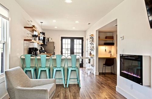 Black Mountain House | Blue Ridge Getaway & Spa ~ King | Sauna | Walkable