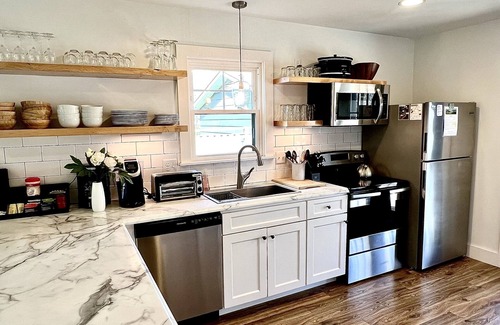 Black Mountain House | Blue Ridge Getaway & Spa ~ King | Sauna | Walkable