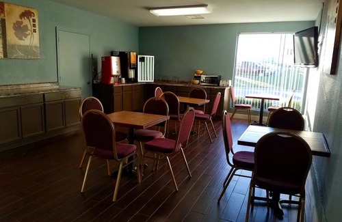 Wichita Hotel | Blue Way Inn & Suites Wichita East