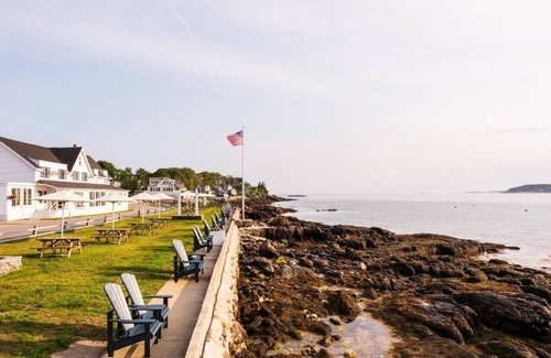 Ocean Point Hotel | Bluebird Ocean Point Inn | King | Seasonal Outdoor Pool + Private Beach