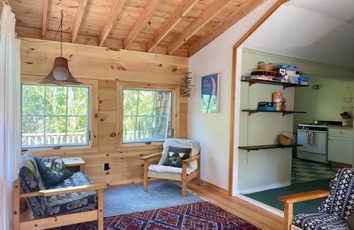 Lonelyville House | Bohemian Cottage - Steps from ocean and bay