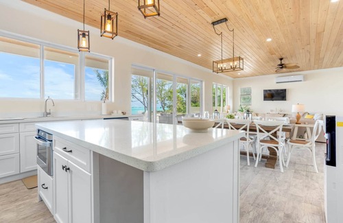 Rolleville Villa | Boundless, Beachfront, walk on the beach to restaurants & cocoplum sandbars!