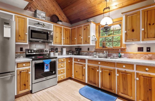 Thompsonville House | Bradley's Bend Trout Fishing Riverfront Log Cabin