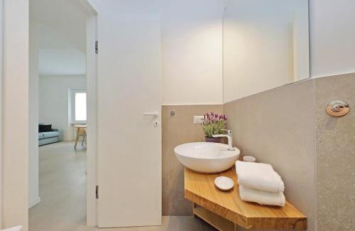 Aventine Apartment | Brand New Modern Apt 2 Stops to Colosseum