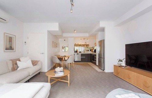 North Coogee Apartment | Breaksea Villa : Located just a stones throw from the Beach 5 min drive to Freo