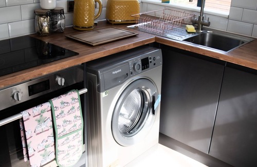 Cartworth Apartment | Bright 2-Bed with Scenic Views in Holmfirth