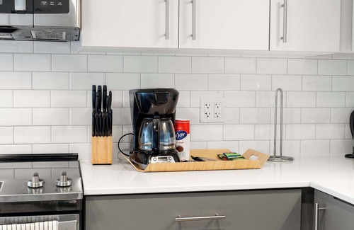 River North Hotel | Bright 3BR Stylish Apartment Near North Ave Shops