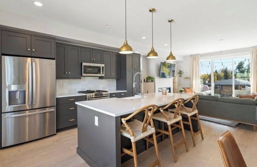 Arvada Plaza Area House | Bright and Warm 3B/4B Entire Townhome just blocks from Charming Old Town Arvada