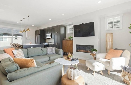 Arvada Plaza Area House | Bright and Warm 3B/4B Entire Townhome just blocks from Charming Old Town Arvada